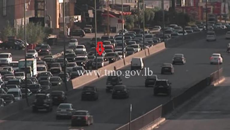 التحكم المروري: تعطل سيارة على اوتوستراد الضبية باتجاه انطلياس وحركة المرور كثيفة في المحلة