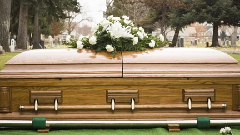 عاد من الموت أثناء التحضير لجنازته...