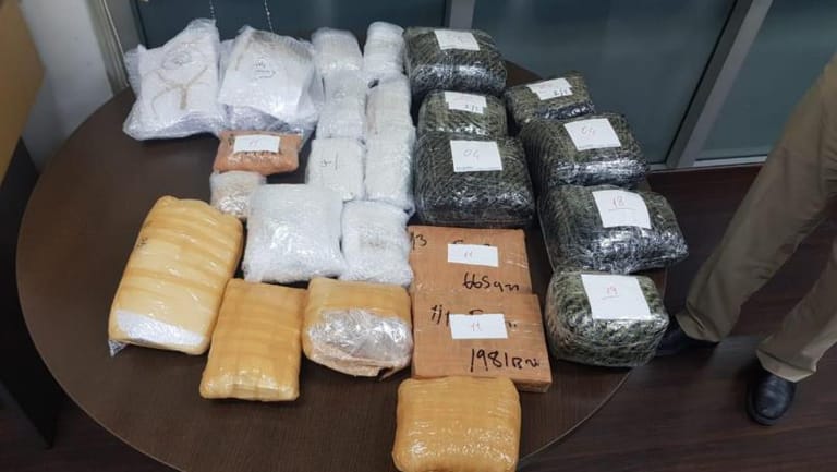 بالصّورة: مصلحة جمارك المطار تضبط مع مسافرين قادمين من تركيا ٤٤ كلغ من الذهب حاولوا تهريبها عبر المطار وقد تم توقيهفما بناء على إشارة القضية غادة عون