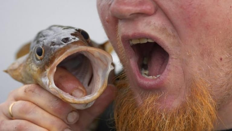 عادة غريبة "تخنق" صاحبها حتى الموت!