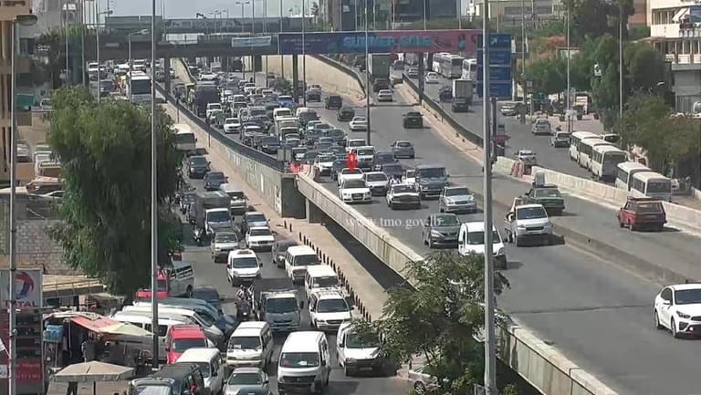 التحكم المروري: تعطل سيارة على جسر الكولا باتجاه نفق سليم سلام وحركة المرور كثيفة