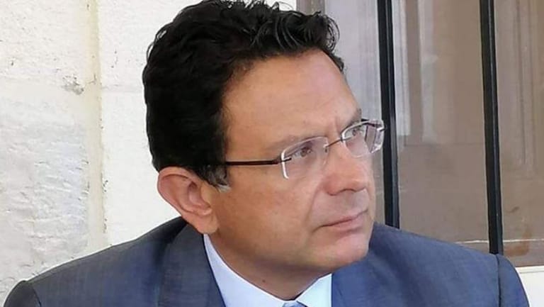 الخازن للـmtv: هل هناك دولة تقر سلسلة الرتب والرواتب وتُوظّف الآلاف ومن ثمّ تمد يدها إلى جيوب المتقاعدين؟ ولا أرى أنّ أحداً أخذ قراراً جدياً بوقف الهدر والفساد وسوء الادارة وإنقاذ لبنان  