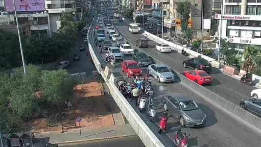 التحكم المروري: جريح نتيجة تصادم بين سيارة ودراجة نارية على جسر الكولا باتجاه المدينة الرياضية تسبب بازدحام مروري