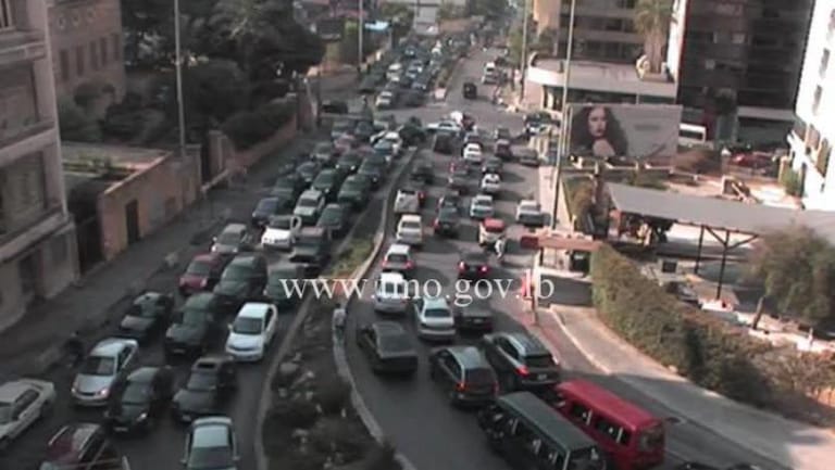 التحكم المروري: حركة المرور كثيفة من تقاطع برج المرّ باتجاه جسر زقاق البلاط حتى جسر الكولا بسبب حادث مروري