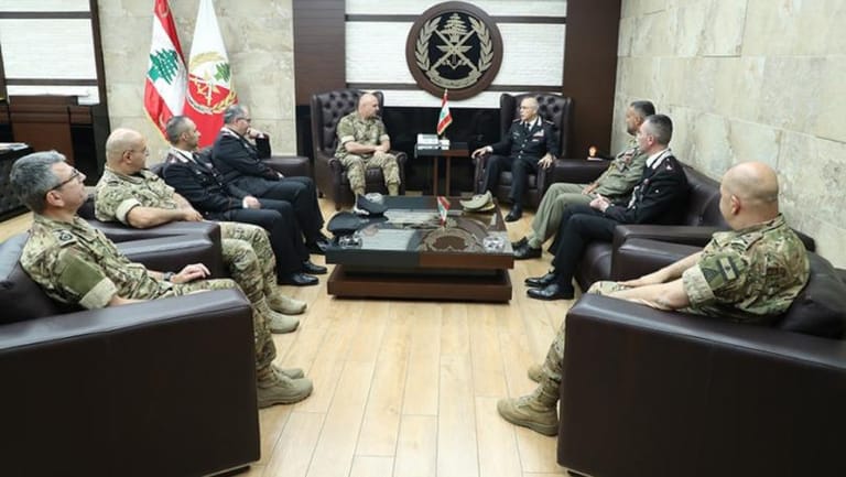 قائد الجيش بحث مع قائد الشرطة العسكرية الايطالية في علاقات التعاون