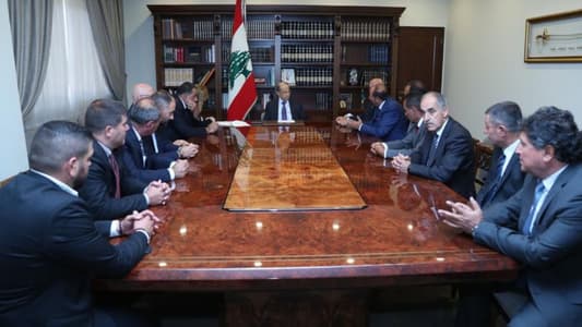 الرئيس عون استقبل وفداً من نقابة أصحاب الشاحنات العمومية في مرفأ بيروت الذي طلب وقف تنفيذ المادة 98 من مشروع الموازنة التي تجيز وضع لوحات عمومية جديدة