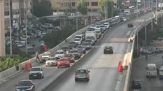 التحكم المروري: تعطل سيارة على جسر الكولا باتجاه بيروت تسببت بازدحام مروري