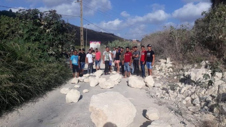 أهالي طيردبا قطعوا الطريق رفضا لتوسعة مكب النفايات