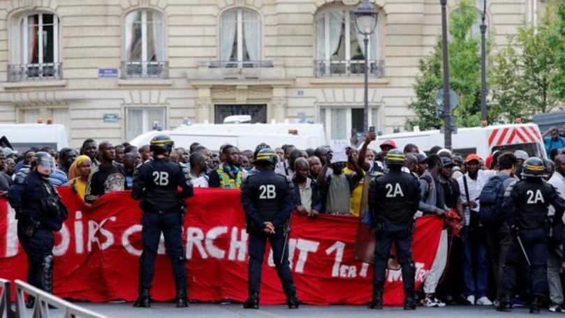 Undocumented migrants storm Pantheon monument in Paris