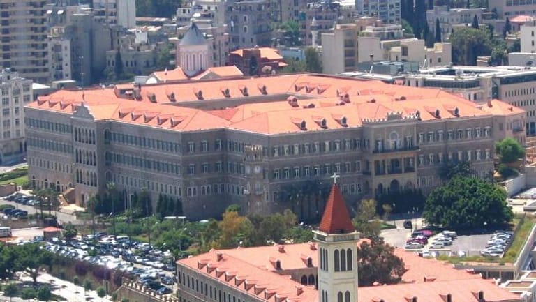 ما على الطاولة السياسية، يُبعِدُ طاولة مجلس الوزراء. كيف؟ التفاصيل في نشرة الليلة