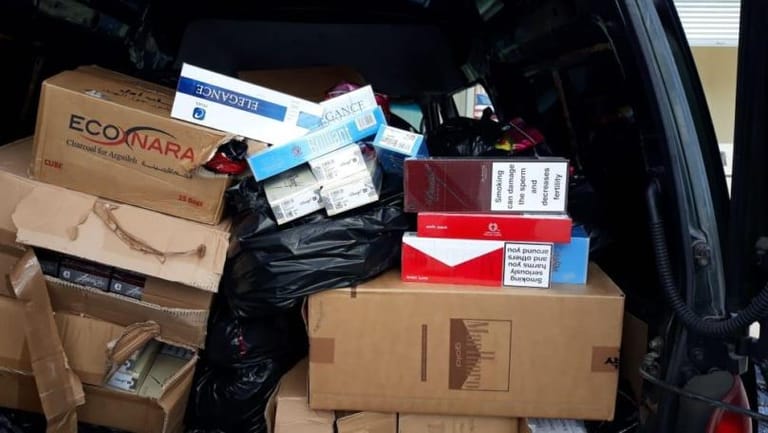 بالصّورة: قوّة من الجمارك تضبط  في صيدا شاحنة صغيرة أثناء تهريبها كمية كبيرة من الدخان و"السيغار" وتمّ توقيف المهرّبين ويجري العمل على توقيف كامل الشبكة