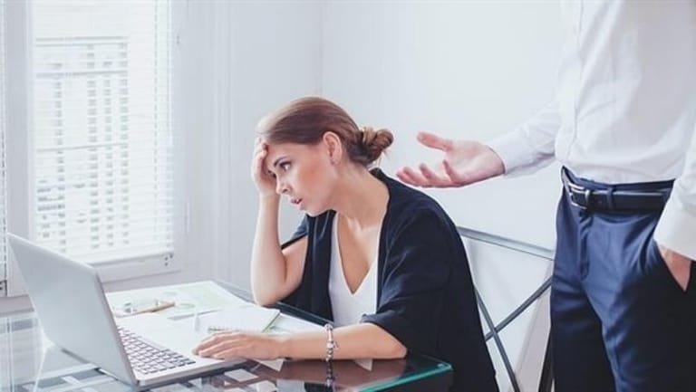 كيف تُقدّم عذراً مُقنعاً لتأخّرك عن العمل؟