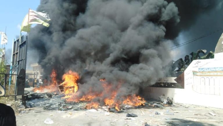 بالصورة: قطع طرقات ومداخل مخيم الرشيدية ومخيم عين الحلوة احتجاجا على خطة وزير العمل بشأن تنظيم العمالة الأجنبية