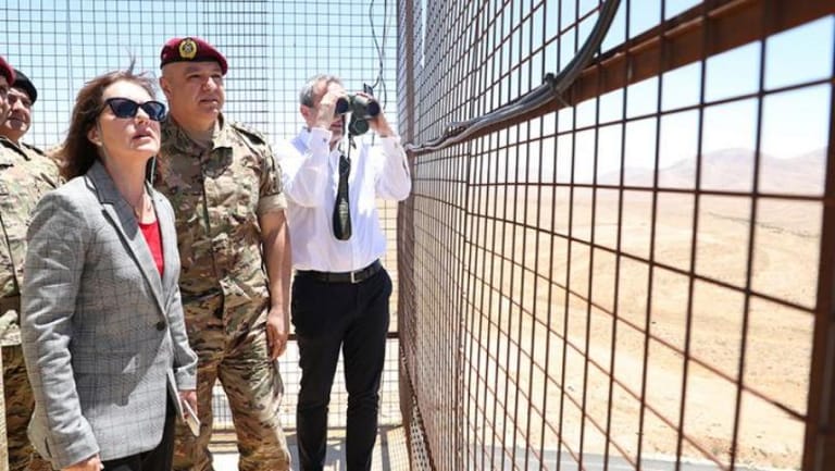 جولة لقائد الجيش والسفيرة الأميركية على مراكز المراقبة الحدودية الأمامية
