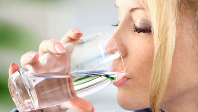 تشعر بالعطش حتّى بعد شرب الماء؟ هذا هو السّبب