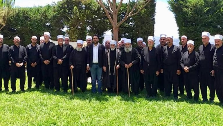 التفاف ديني ملحوظ حول الغريب