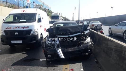 التحكم المروري: جريح نتيجة تصادم بين 3 سيارات على اوتوستراد خلدة باتجاه بيروت