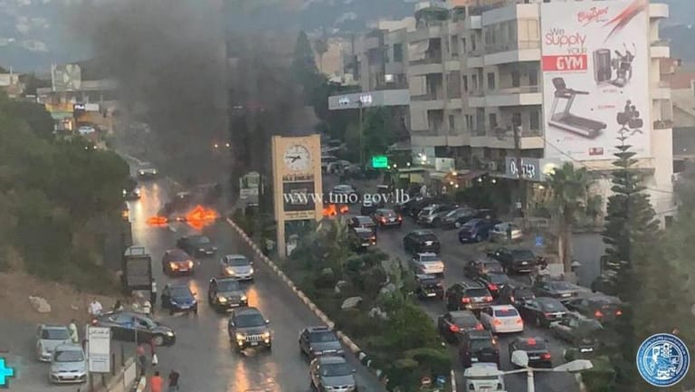 التحكم المروري: قطع طريق عام ‫المنصورية‬ بالاطارات المشتعلة من قبل بعض المحتجين وحركة المرور كثيفة في المحلة