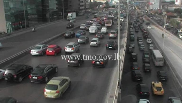 "التحكم المروري": حركة المرور كثيفة على أوتوستراد النقاش باتجاه أنطلياس وصولاً الى نهر الموت