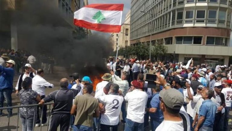 العسكريون المتقاعدون للـmtv: نتحرّك إعتماداً على "اللّحم الحيّ" والكرامات والتصعيد سيكون أيضاً بالمواقف والشعب اللبناني معنا 