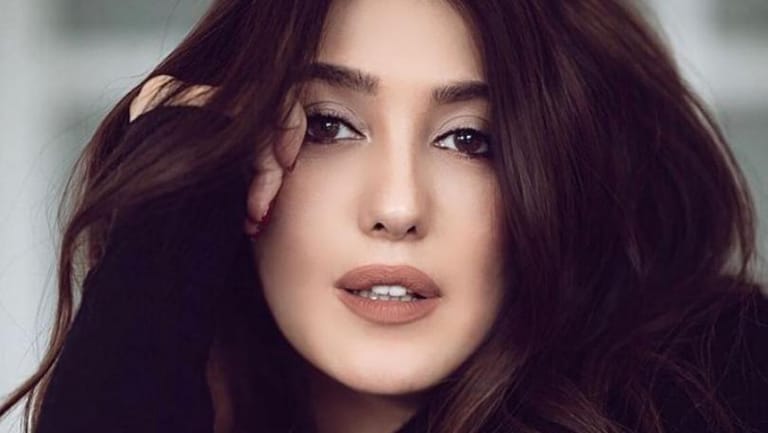 بالصورة: كندة علوش في إطلالة مع شقيقها... فهل يشبهها؟