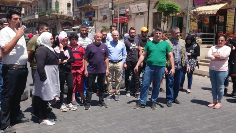 سيارة تعترض فتاة وتخطفها تحت تهديد السلاح!