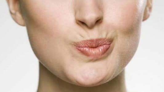 عادات تُسرّع في إظهار الخطوط حول الفم