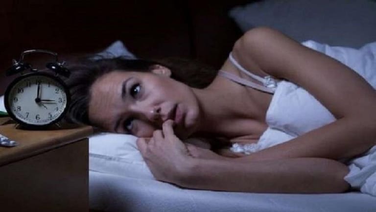 3 مشروبات تُخلّصكم من الأرق