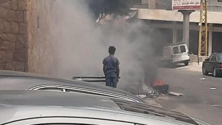 حرق نفايات يتسبّب بروائح كريهة... واستياء الأهالي 