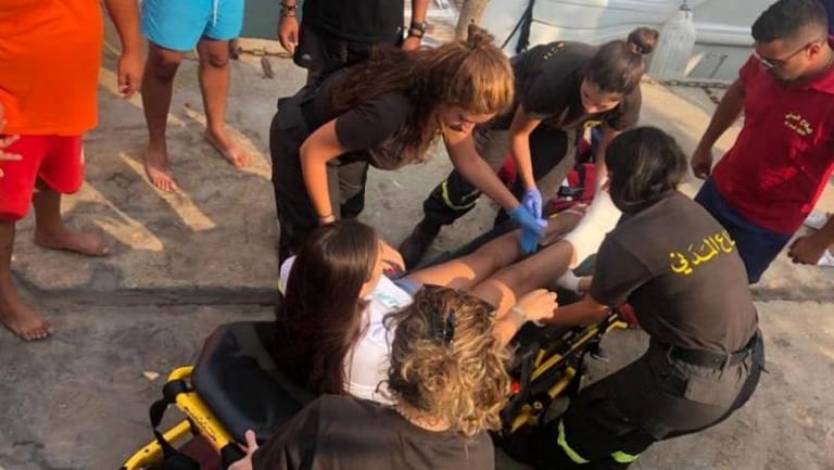 سقطت داخل يخت وأصيبت بكسور! 