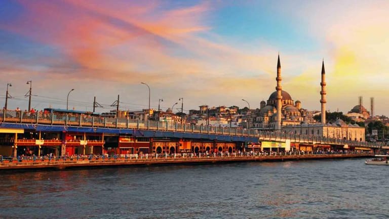 إسطنبول تُرحّل لاجئين سوريّين...