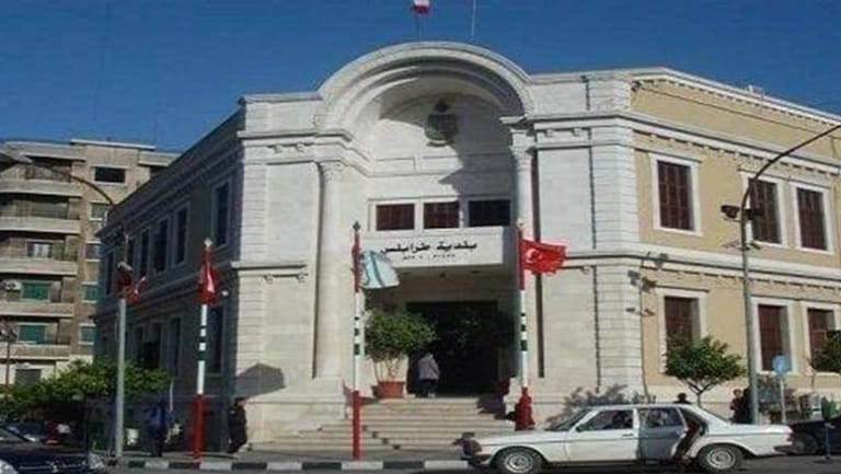 شرطة بلدية طرابلس ترفع السيارات المهملة والمتروكة 