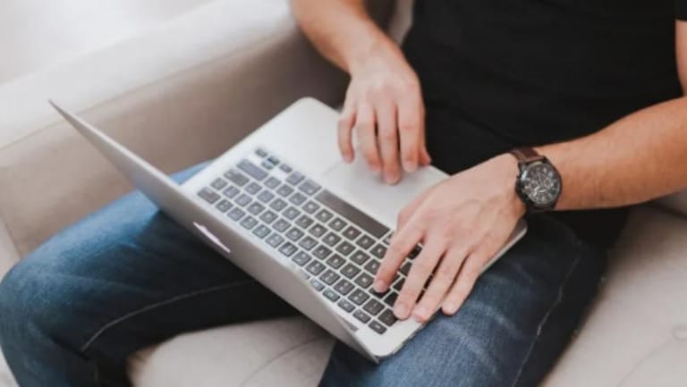 6 مشاكل يسبّبها وضع الكمبيوتر على قدميك...