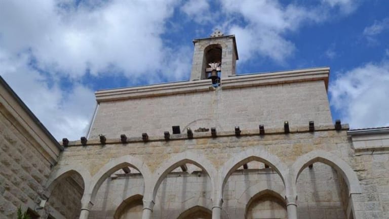 ماذا يحصل داخل اجتماع مطرانيّة جبيل الخاص بمشروع "ليلى"؟ 