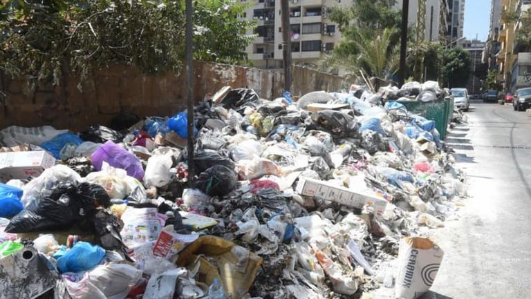 مراسل الـmtv: بعد قرار رئيس اتحاد بلديات الضاحية عدم استقبال نفايات بيروت وبعبدا وجبل لبنان من المتوقع أن تعود النفايات إلى الشوارع
