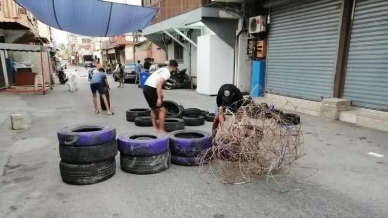 اضراب في مخيم البص احتجاجا على قرار وزير العمل