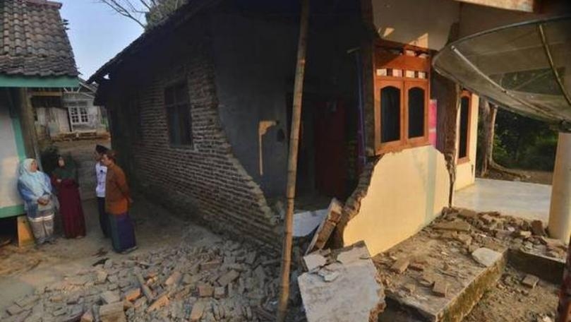 Strong earthquake kills four in Indonesia 