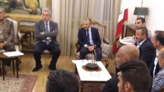 Bassil meets young expats, relatives of Lebanese detained in Uganda