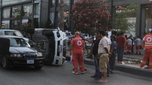 اصابة عائلة من 4 اشخاص بحادث انقلاب سيارة
