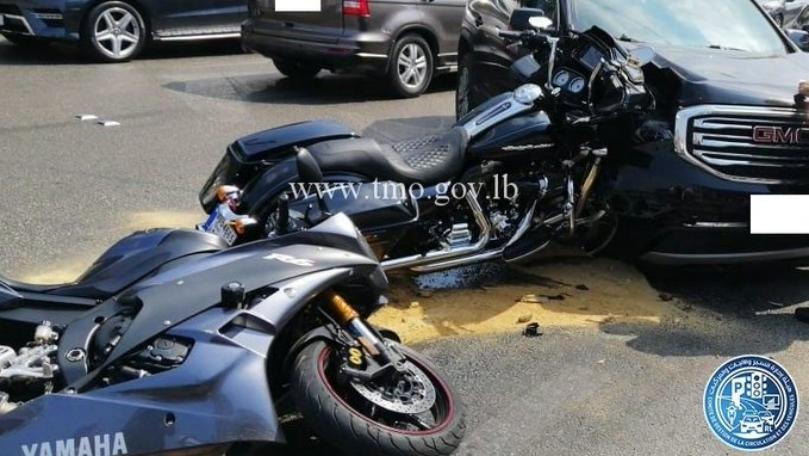 التحكم المروري: جريح نتيجة تصادم بين سيارة ودراجتين ناريتين على طريق عام جعيتا وحركة المرور كثيفة 