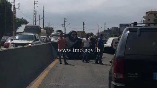 التحكم المروري: انقلاب سيارة على اوتوستراد بحمدون باتجاه عاريا تسببت بازدحام مروري 
