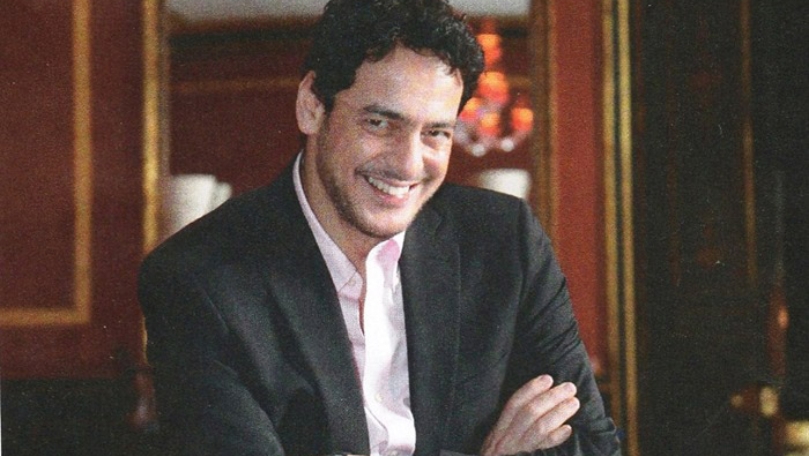 القبض على خالد أبو النجا مع صديق عارٍ... والأخير يهدّد بالقانون