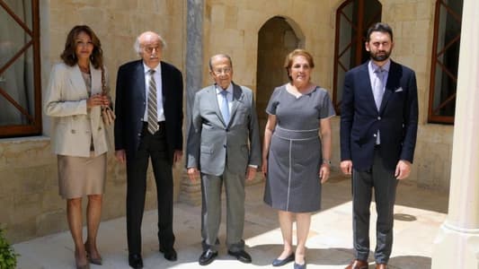 Aoun welcomes Jumblatt in Beiteddine