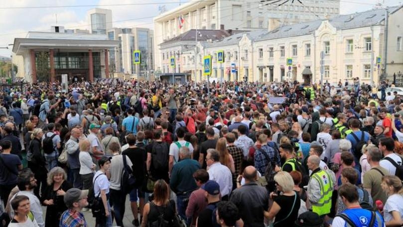 Hundreds of Russians rally to demand free elections