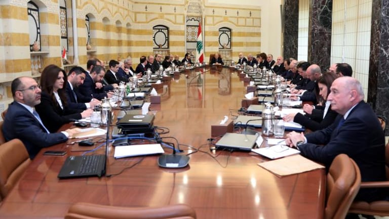 حكومة بلا عمل...