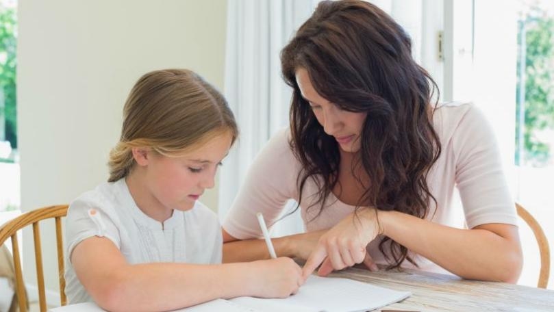 الأهل قد يُبالغون في اهتمامهم خلال عودة الأبناء إلى المدرسة فتترافق فترات الدراسة بالتوتر والخوف