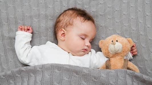 تدليك القدمين وسرد قصة من الحيل البسيطة التي تساعد الطفل على النوم