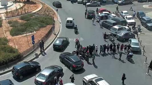 التحكم المروري: تجمع عدد من المحتجين في محلة الاونيسكو وحركة المرور كثيفة 