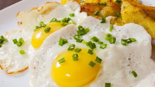 تناول البيض من دون أي مواد مضافة لا يؤثر سلباً على القلب 