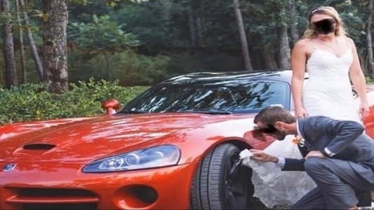 استخدم ثوب زفاف عروسه لتنظيف عجلة السيارة